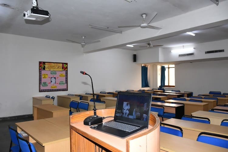 Amity University Noida Campus: Photos, Virtual Tour