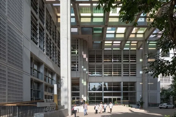 DY Patil University School of Arts and Commerce, Navi Mumbai