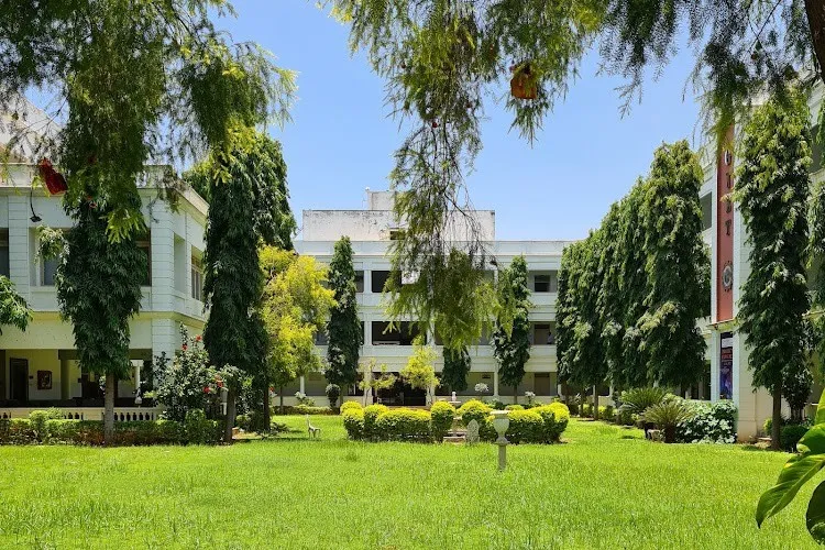 Global Institute of Engineering and Technology, Moinabad