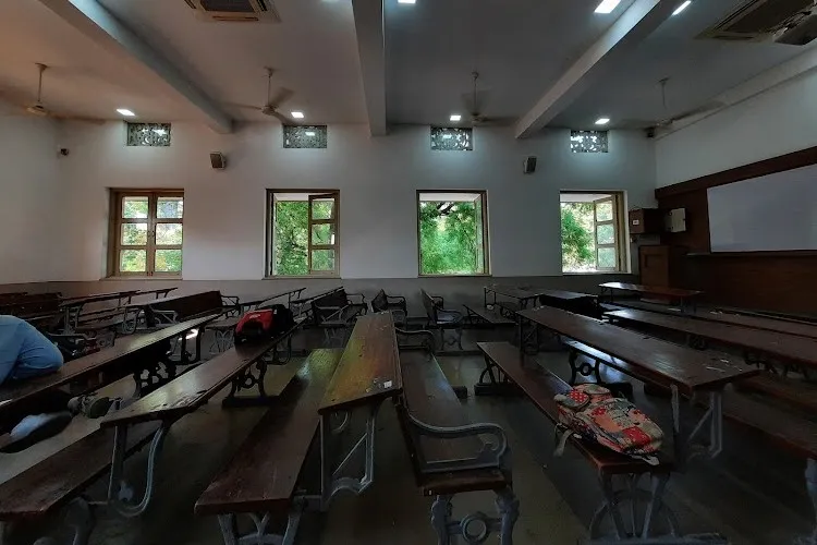 HL College of Commerce, Ahmedabad