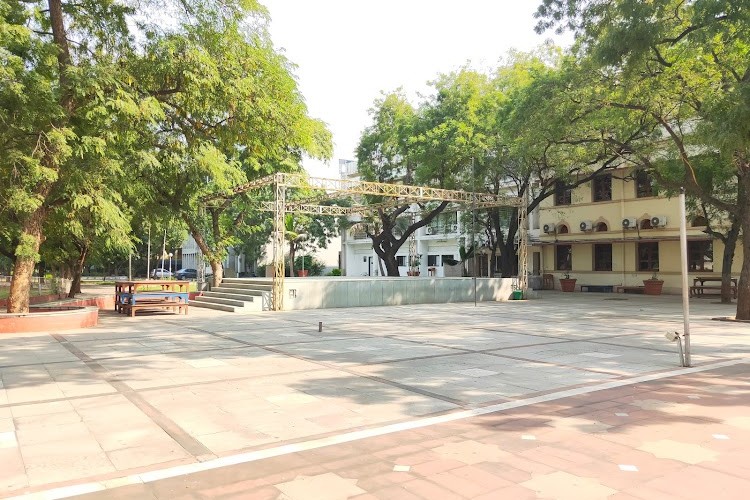 HL College of Commerce, Ahmedabad