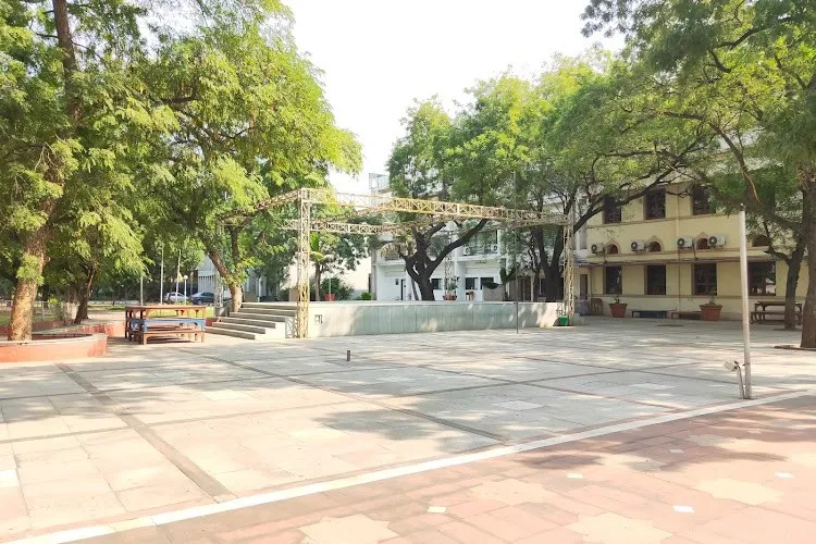 HL College of Commerce, Ahmedabad