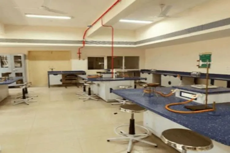 Indus International University, Una