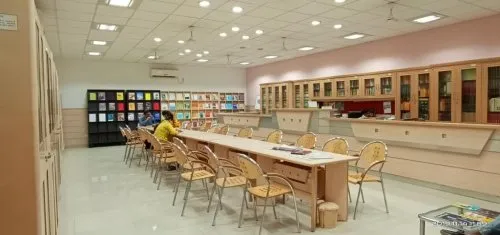 Iswar Saran Degree College, Prayagraj