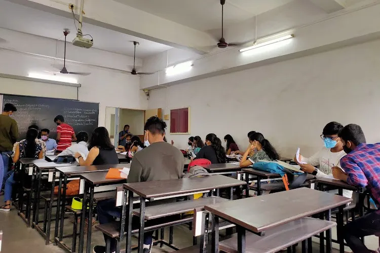 M.L. Dahanukar College of Commerce, Mumbai