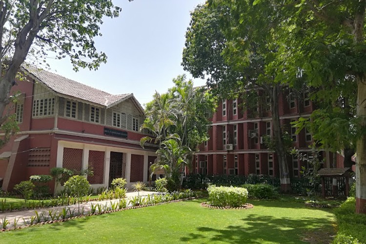 M.T.B. Arts College, Surat