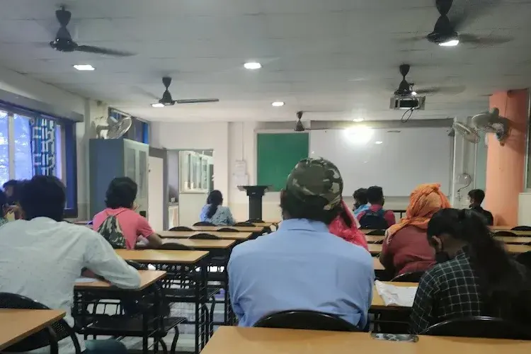 Modern College of Arts Science and Commerce, Pune