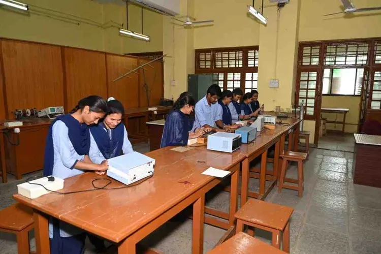 Pratap College, Jalgaon