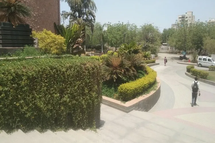 Shree Manibhai Virani and Smt. Navalben Virani Science College, Rajkot