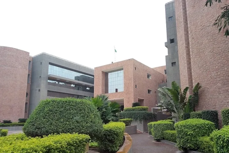 Shree Manibhai Virani and Smt. Navalben Virani Science College, Rajkot