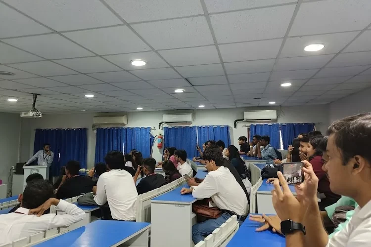 Tolani College of Commerce, Mumbai